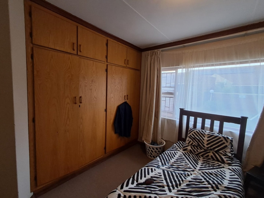 5 Bedroom Property for Sale in Langenhovenpark Free State